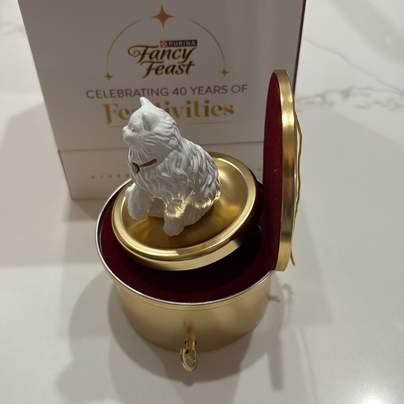 Fancy Feast 2024 Cat Christmas 40th anniversary musical ornament new - Picture 4 of 7